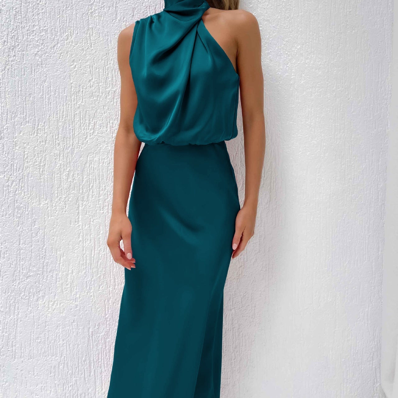 Tyra | Elegantti iltapuku, jossa on halterneck