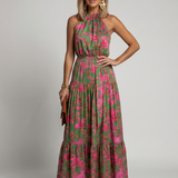 Elegantti vaaleanpunainen midi-mekko, jossa on halterneck-olkaimet