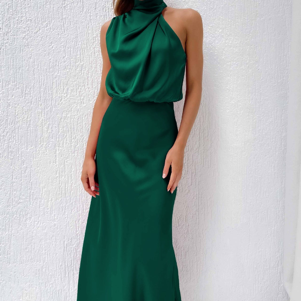 Tyra | Elegantti iltapuku, jossa on halterneck