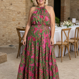 Elegantti vaaleanpunainen midi-mekko, jossa on halterneck-olkaimet